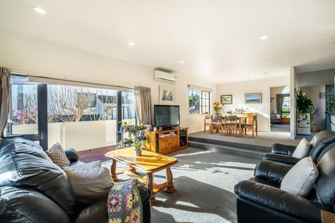 Photo of property in 12 Tyrico Close, Unsworth Heights, Auckland, 0632