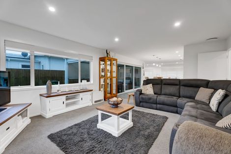 Photo of property in 2 Rayner Way, Glen Avon, New Plymouth, 4312