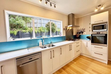 Photo of property in 6 Mosman Place, Chatswood, Auckland, 0626