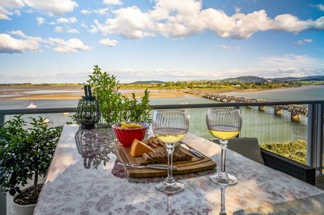 Photo of property in 72 Devonport Road, Tauranga, 3110