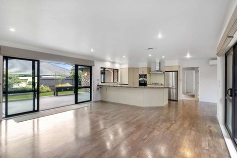 Photo of property in 21 Mandalay Place, Waiuku, 2123