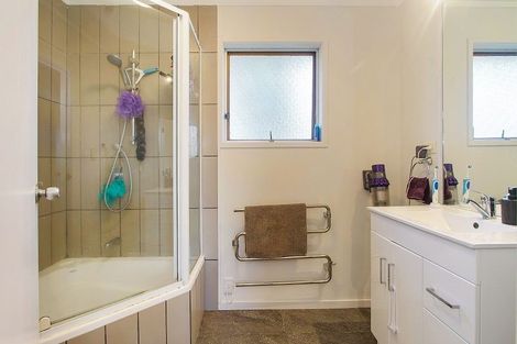 Photo of property in 8 Papa Place, Birkdale, Auckland, 0626