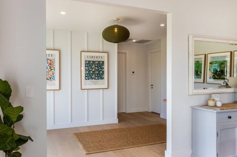 Photo of property in 5 Lens Way, Acacia Bay, Taupo, 3385