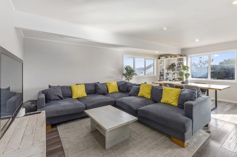 Photo of property in 28 Arahanga Grove, Maupuia, Wellington, 6022