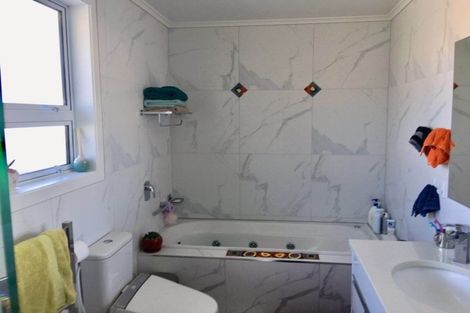 Photo of property in 12 Kereru Street, Henderson, Auckland, 0612