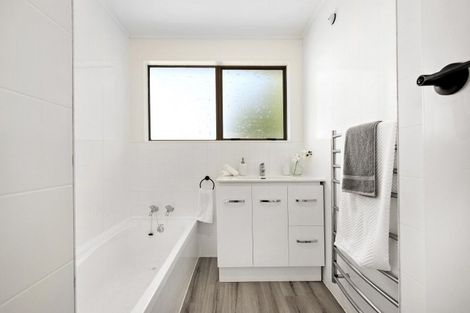 Photo of property in 5 Sasanqua Way, Crofton Downs, Wellington, 6035