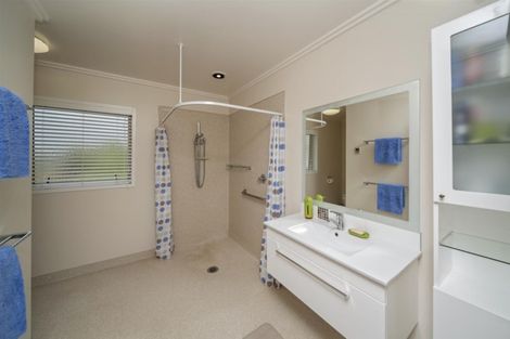 Photo of property in 8 Larlin Heights, Hawera, 4675