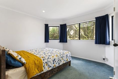 Photo of property in 10 Bennett Grove, Newlands, Wellington, 6037