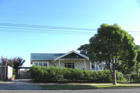Photo of property in 13 Islington Avenue, New Lynn, Auckland, 0600