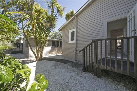 Photo of property in 4 Cleve Road, Green Bay, Auckland, 0604
