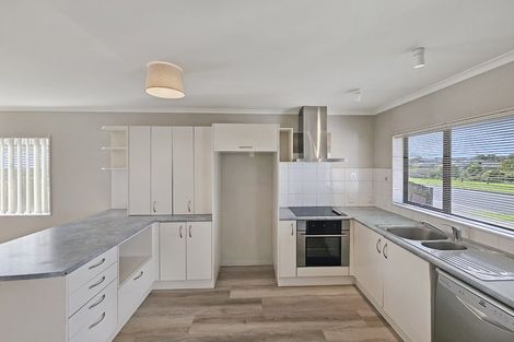 Photo of property in 98d Naylors Drive, Mangere, Auckland, 2022