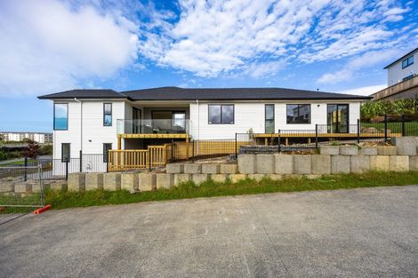 Photo of property in 128 Skulander Crescent, Orewa, 0931