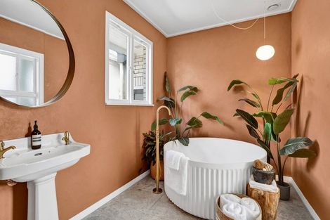 Photo of property in 10 Mangorei Road, Strandon, New Plymouth, 4312