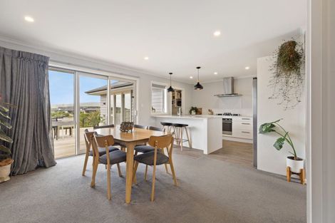 Photo of property in 1 Gibraltar Way, Fitzherbert, Palmerston North, 4410