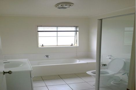 Photo of property in 11 Brashier Circle, Sunnyvale, Auckland, 0612