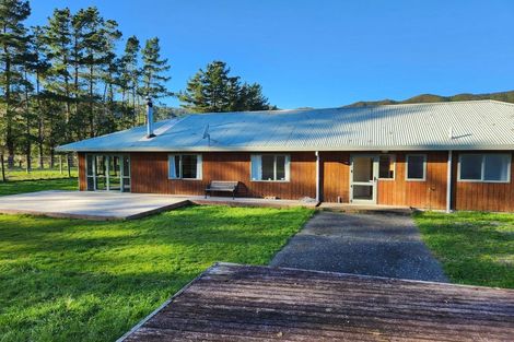 Photo of property in 351b Wellington Road, Wainuiomata, Lower Hutt, 5014