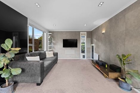 Photo of property in 52 Crofton Road, Harewood, Christchurch, 8051