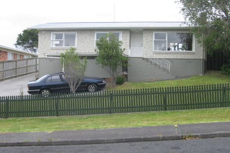Photo of property in 1/12 Ramillies Place, Glenfield, Auckland, 0629