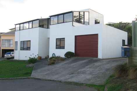 Photo of property in 2a Sunhaven Drive, Newlands, Wellington, 6037