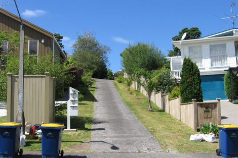 Photo of property in 1/5 Ridgewood Crescent, Birkenhead, Auckland, 0626