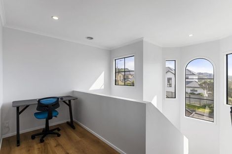 Photo of property in 10 Bennett Grove, Newlands, Wellington, 6037