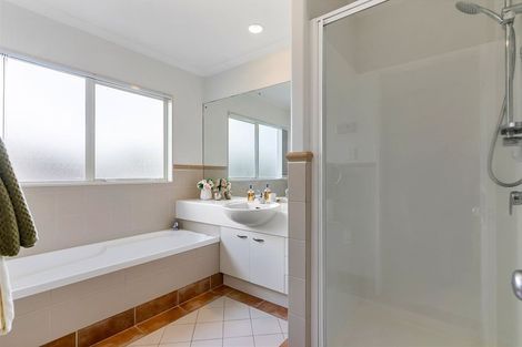 Photo of property in 9 Point View Link, East Tamaki Heights, Auckland, 2016