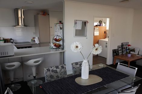 Photo of property in 2/206 Lake Road, Northcote, Auckland, 0627