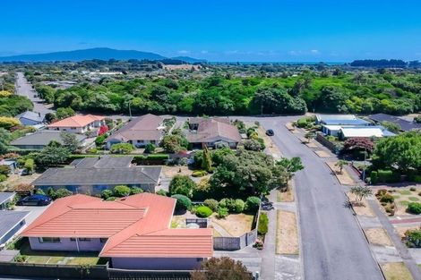 Photo of property in 6 Rewarewa Crescent, Waikanae, 5036