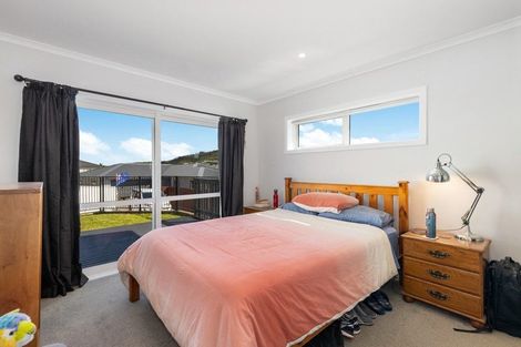 Photo of property in 11 Cirrus Close, Newlands, Wellington, 6037
