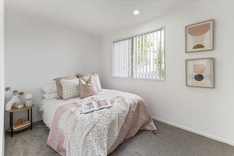 Photo of property in 8 Halloran Place, Massey, Auckland, 0614