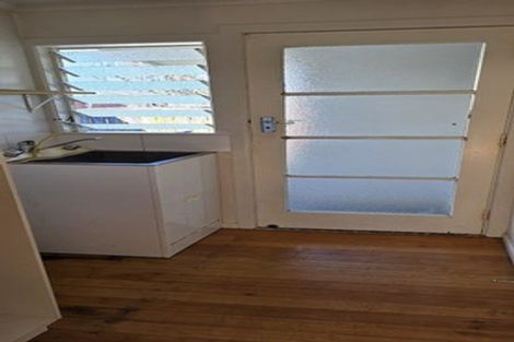 Photo of property in 27 Graham Avenue, Te Atatu Peninsula, Auckland, 0610