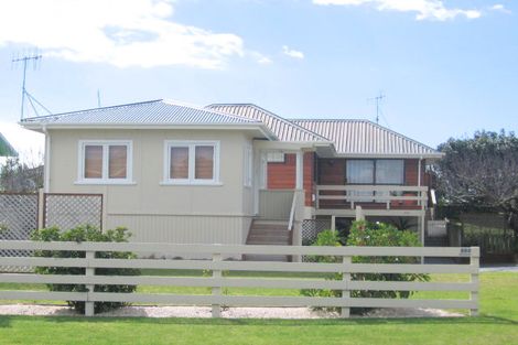 Photo of property in 608 Ocean Road, Whangamata, 3620