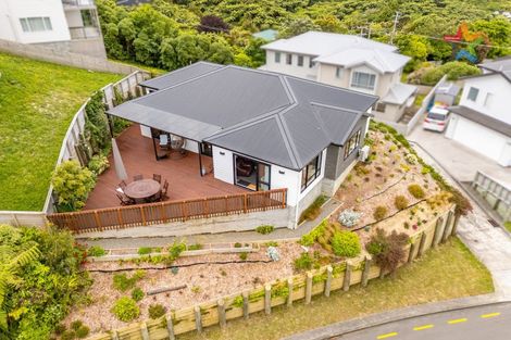 Photo of property in 6 Poto Road, Normandale, Lower Hutt, 5010