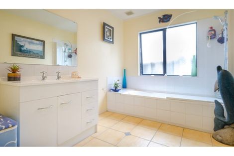 Photo of property in 46 Zefiro Drive, Massey, Auckland, 0614