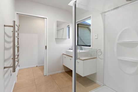 Photo of property in 20 Inverness Lane, Redcliffs, Christchurch, 8081