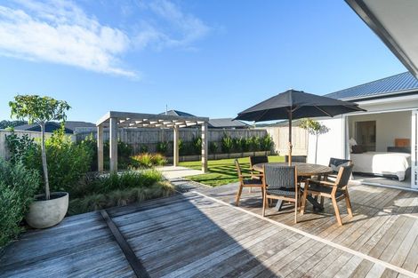 Photo of property in 10 Sardinia Grove, Fitzherbert, Palmerston North, 4410