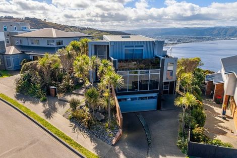 Photo of property in 71 Tamworth Crescent, Newlands, Wellington, 6037