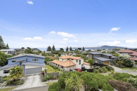 Photo of property in 2 Metzenthin Close, Raumati South, Paraparaumu, 5032