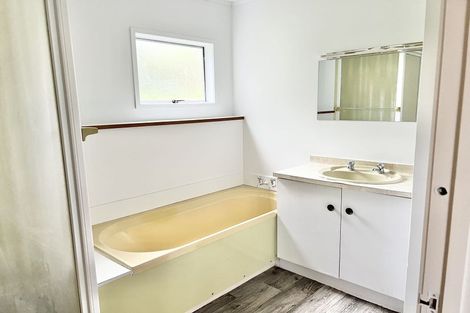 Photo of property in 35e Edmonton Road, Henderson, Auckland, 0612