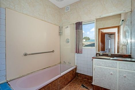 Photo of property in 18 Woburn Road, Northland, Wellington, 6012