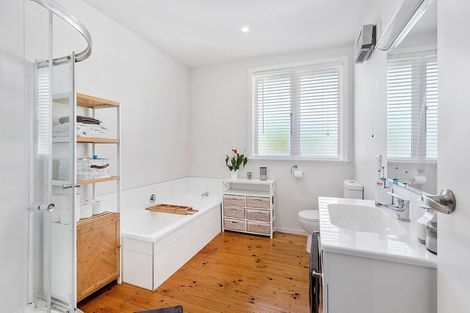 Photo of property in 27 Mexted Terrace, Tawa, Wellington, 5028