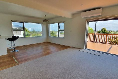 Photo of property in 3/104 East Coast Road, Forrest Hill, Auckland, 0620