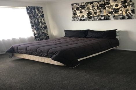 Photo of property in 60 Colwill Road, Massey, Auckland, 0614