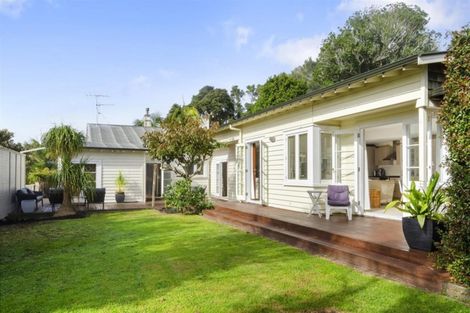Photo of property in 2 Glade Place, Birkenhead, Auckland, 0626