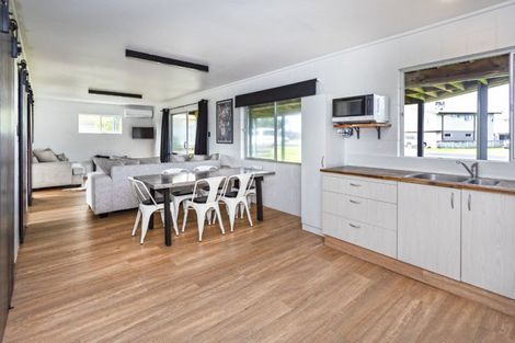 Photo of property in 320 Ocean Road, Whangamata, 3620