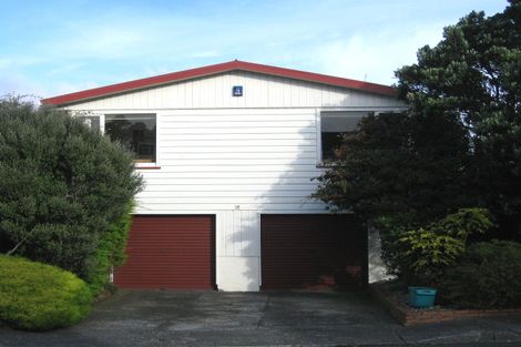 Photo of property in 38 Somes Crescent, Newlands, Wellington, 6037