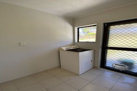 Photo of property in 40 Barbados Drive, Unsworth Heights, Auckland, 0632