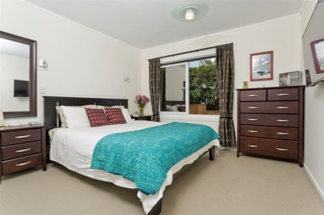 Photo of property in 2/10a Wernham Place, Northcote, Auckland, 0626