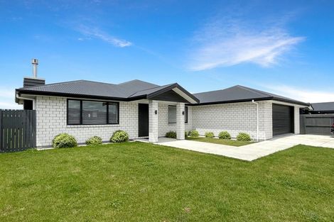 Photo of property in 104 Johnstone Drive, Fitzherbert, Palmerston North, 4410