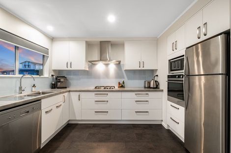 Photo of property in 131 Gloaming Hill, Titahi Bay, Porirua, 5022